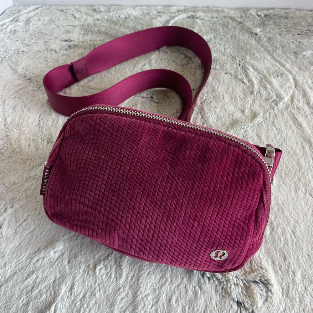 Lululemon Everywhere Belt Bag Corduroy Deep Lux/ Silver